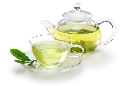 pot und Tasse grüner Tee