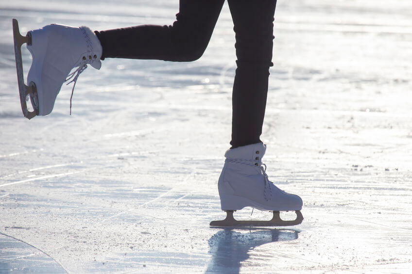 Die Fitnessvorteile von Eislaufen_Schlittschuelaufen auf Eisbahn